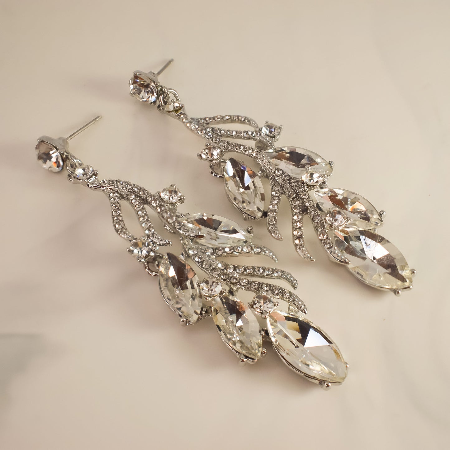 Aretes Largos Hojas con Cristales Translucidos - Tono Plateado