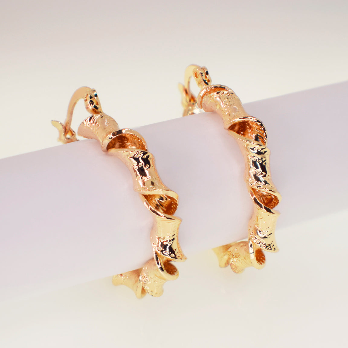 Aretes Entorchados Relieve Trazos Tipo Candonga- Baño 18K