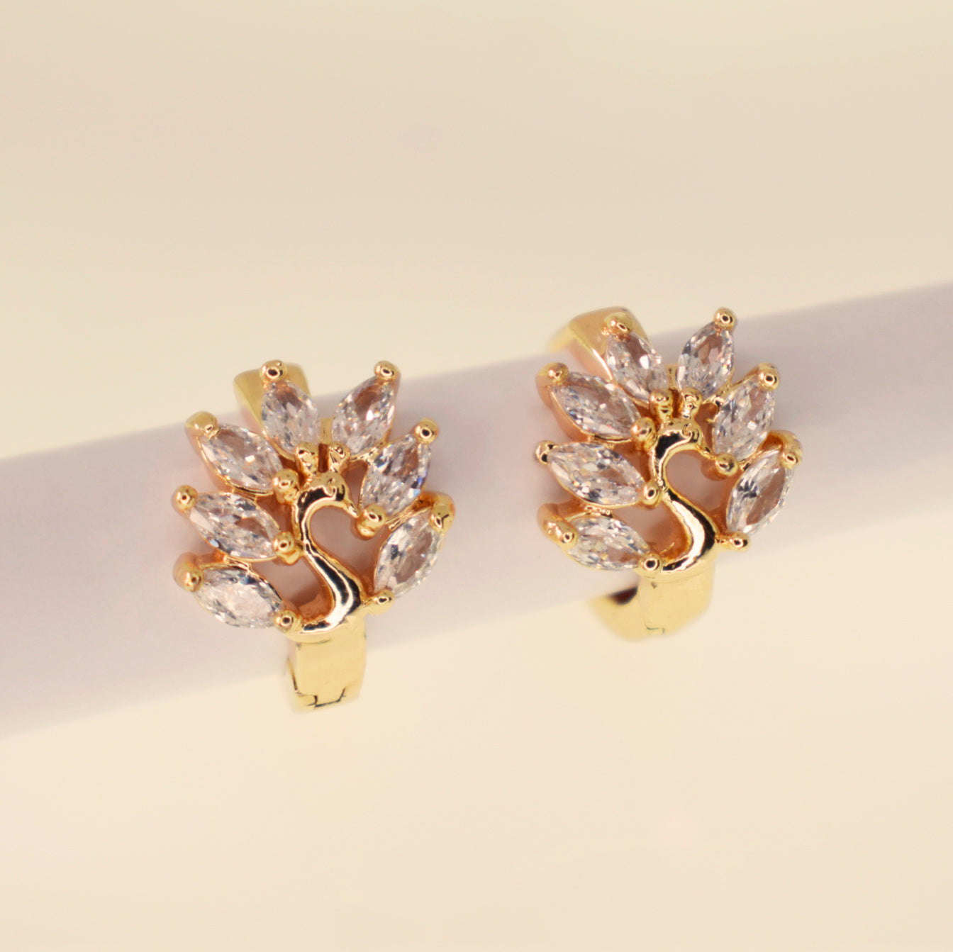 Aretes Diseño Pavo Real Alas De Cristal en Zircones - Baño Oro de 18K