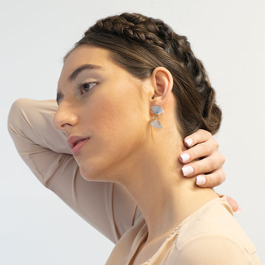 Aretes de Poste Relieve Abanico Ondulado - Baño Oro 18K