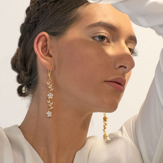 Aretes Largos  Margarita Floral Perlas - Baño Oro 18K