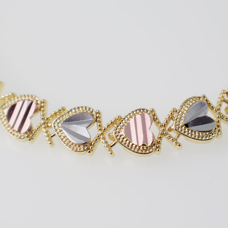 Pulsera Corazones Con Relieve Tono Tres Oros