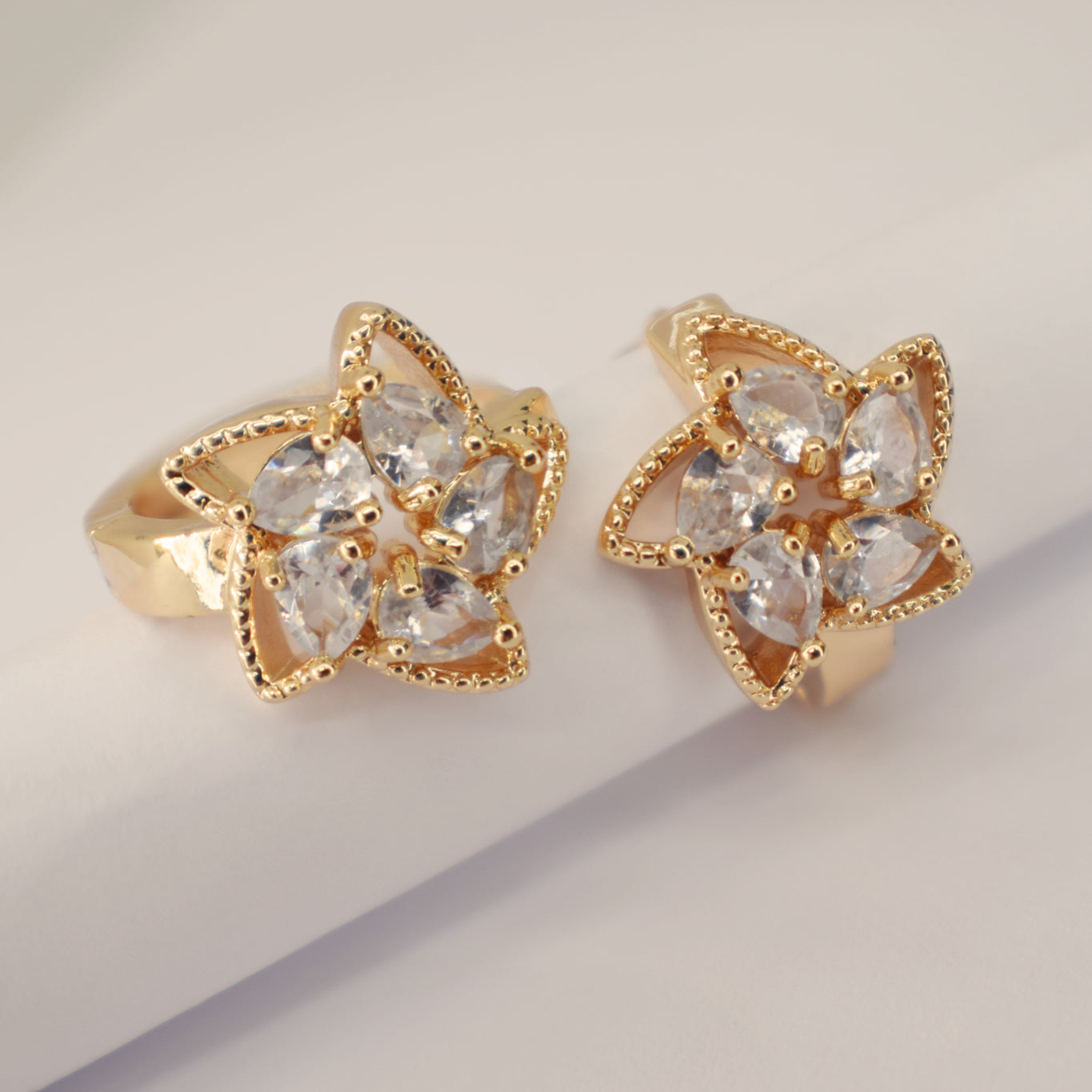 Aretes Floral con cristales Baño Oro 18K