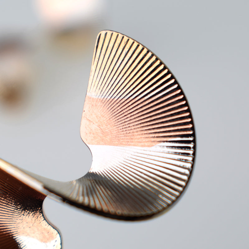 Aretes de Poste Relieve Abanico Ondulado  - Baño Oro 18K