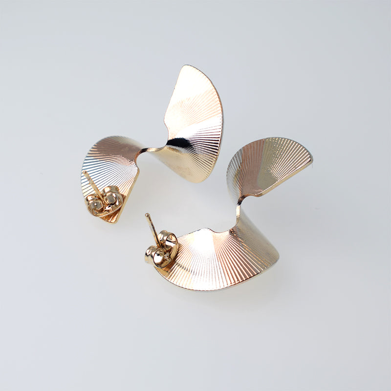 Aretes de Poste Relieve Abanico Ondulado  - Baño Oro 18K