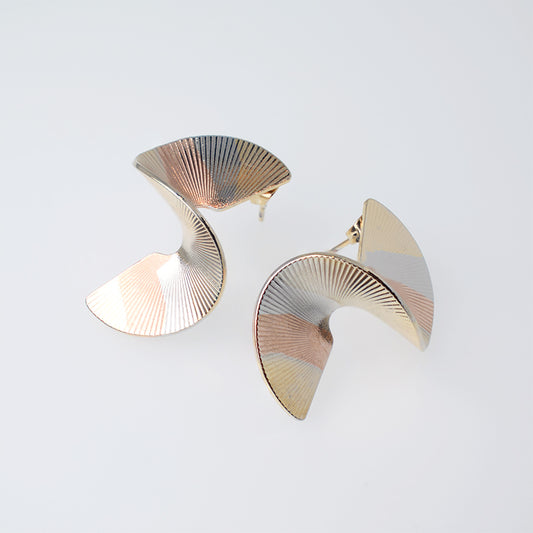 Aretes de Poste Relieve Abanico Ondulado  - Baño Oro 18K